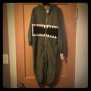 Boys pajamas or one piece outfit 5/6